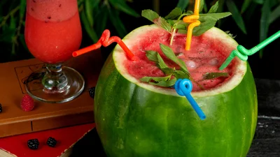 Эффектная презентация и настоящий летний вайб: рецепт крюшона, который подается в арбузе