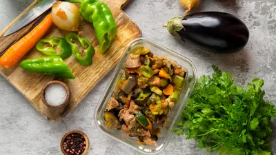 Не бійся експериментувати: приготуй салат з баклажанів на зиму з цим секретним інгредієнтом