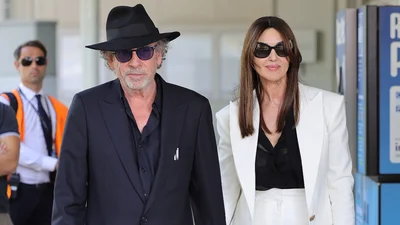 Закохані та стильні: Тім Бертон і Моніка Беллуччі в парних образах ніжно тримались за руки