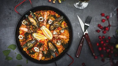 Традиционная испанская паэлья с морепродуктами и секретным ингредиентом – рецепт, который влюбит тебя в искусство кухни