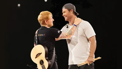 Крис Хемсворт пришел на концерт Эда Ширана и так сыграл на барабанах, что все обалдели