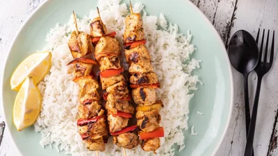 Куриные шашлычки по-гречески: простой рецепт идеальных сувлаки на гриле