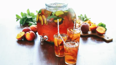 Холодный чай с персиками и имбирем: идеальный напиток в такую жару