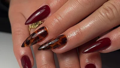 Чорний глянець і черепаховий принт: тренди манікюру осінь 2024