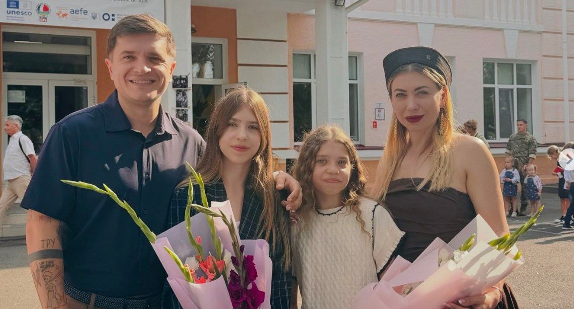 Новый учебный год: как дети звездных родителей пошли в школу - 634998 Новый учебный год: как дети звездных родителей пошли в школу - фото 634998