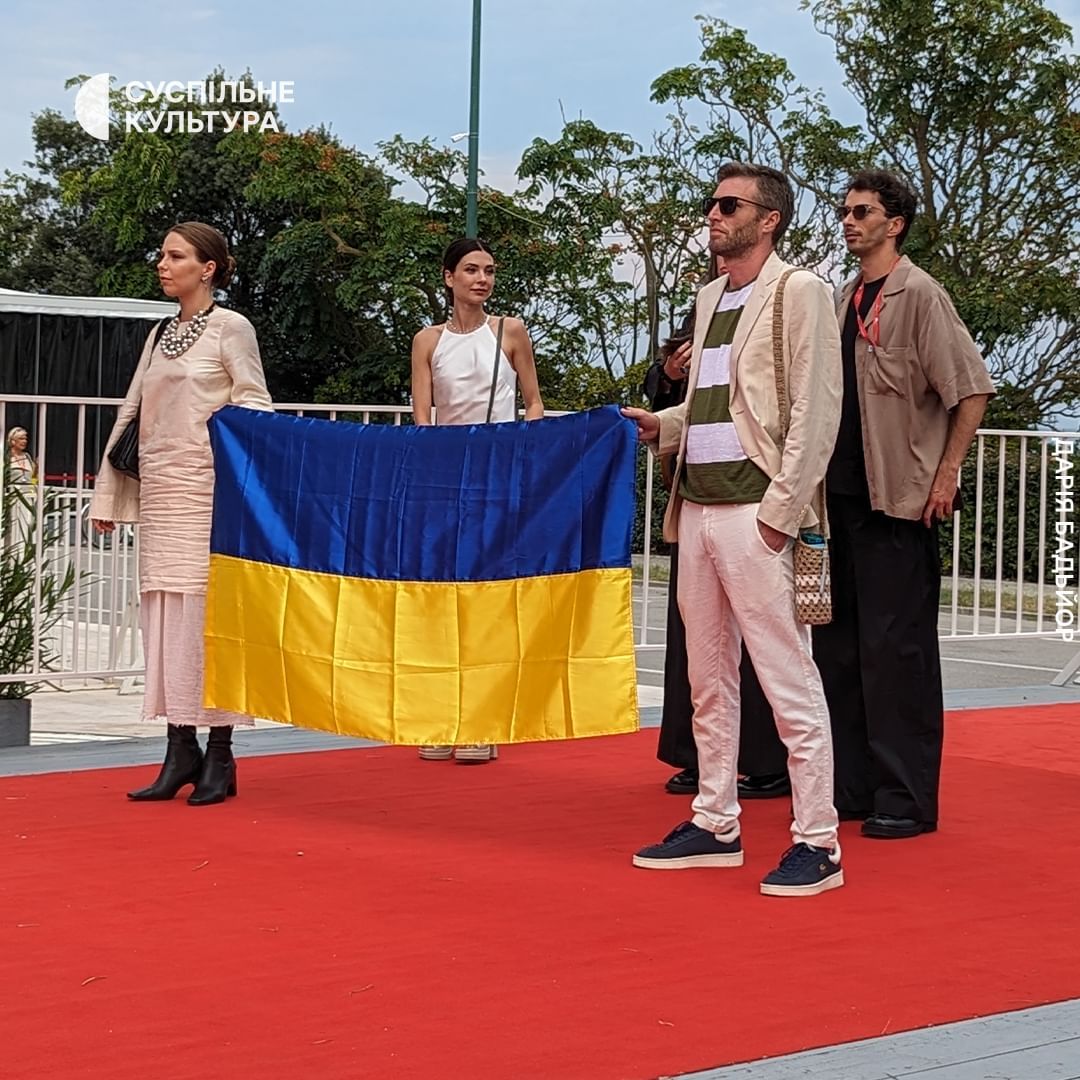 Команда фільму 'Медовий місяць' з прапором України - фото 635278