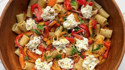 Эктор показал, как приготовить сытный макаронный салат с перцем: смотри видео