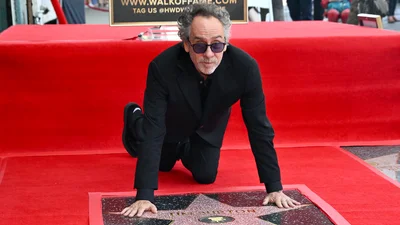 Тим Бертон получил звезду на Аллее славы: Моника Беллуччи пришла поддержать любимого
