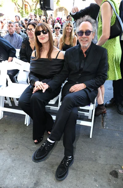 Тим Бертон получил звезду на Аллее славы: Моника Беллуччи пришла поддержать любимого - фото 635648