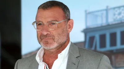 Актор Лієв Шрайбер разом із відомою модельєркою зібрали понад мільйон для дітей України