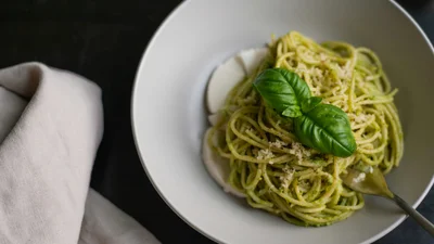Итальянский вайб на скорую руку: попробуй фетучини со шпинатом и сыром горгондзола