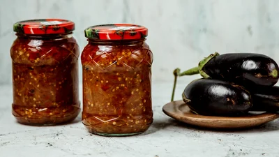 З гостринкою: як закрити смачну баклажанову закуску на зиму