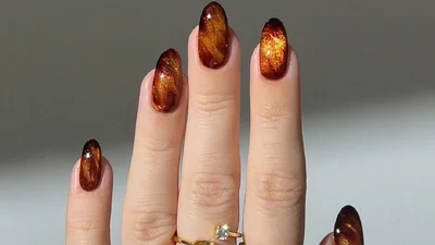 С осенним настроением: 5 роскошных вариантов маникюра на сентябрь 2024 года