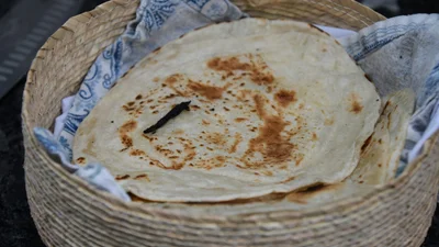 Усього за пару хвилин: приготуй повітряну піту з хрумкою курочкою та сирним соусом