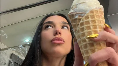 Изысканно и калорийно: попробуй ванильное мороженое с оливковым маслом и солью по рецепту Дуа Липы