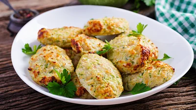 Курячі котлети з кабачком – вдаються особливо соковитими та ніжними