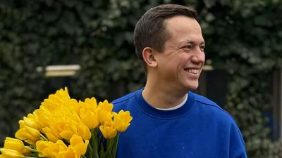 Алексей Дурнев рассмешил архивным фото, на котором похож на эмо