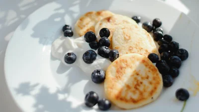 Простіше й швидше не буває: спробуй зіркові сирники за рецептом Володимира Остапчука