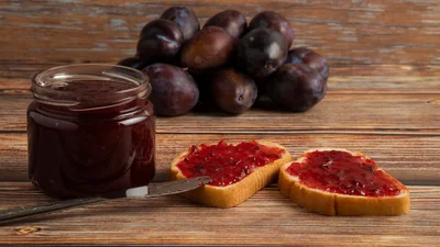 Намащувати на тости та булки: спробуй найгустіше сливове повидло