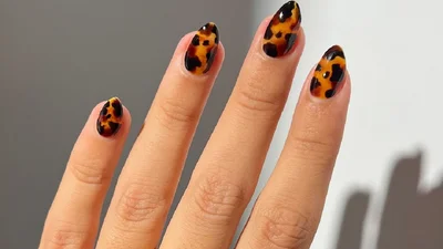 Маникюр с черепаховым узором: дизайн ногтей, который выбирают звезды этой осенью