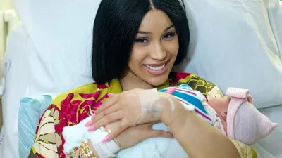 Cardi B в третий раз стала мамой - первые фото многодетной мамочки с новорожденным малышом