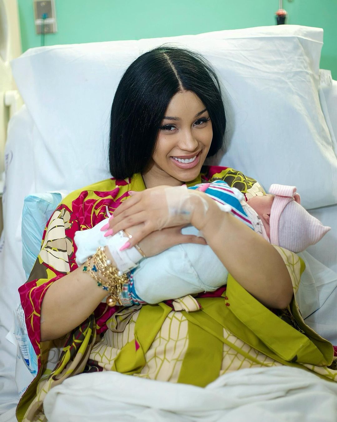 Cardi B в третий раз стала мамой - первые фото многодетной мамочки с новорожденным малышом - фото 638748