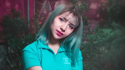 Зеленые волосы и пирсинг в носу подростка: как реагировать родителям