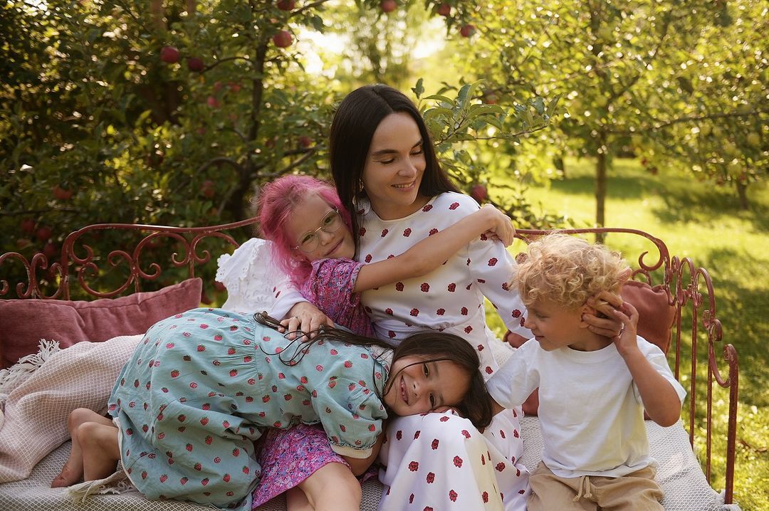 Безумовна любов: Мірошниченки зачарували теплою сімейною фотосесією з рідними і названими дітьми - 638961 Безумовна любов: Мірошниченки зачарували теплою сімейною фотосесією з рідними і названими дітьми - фото 638961
