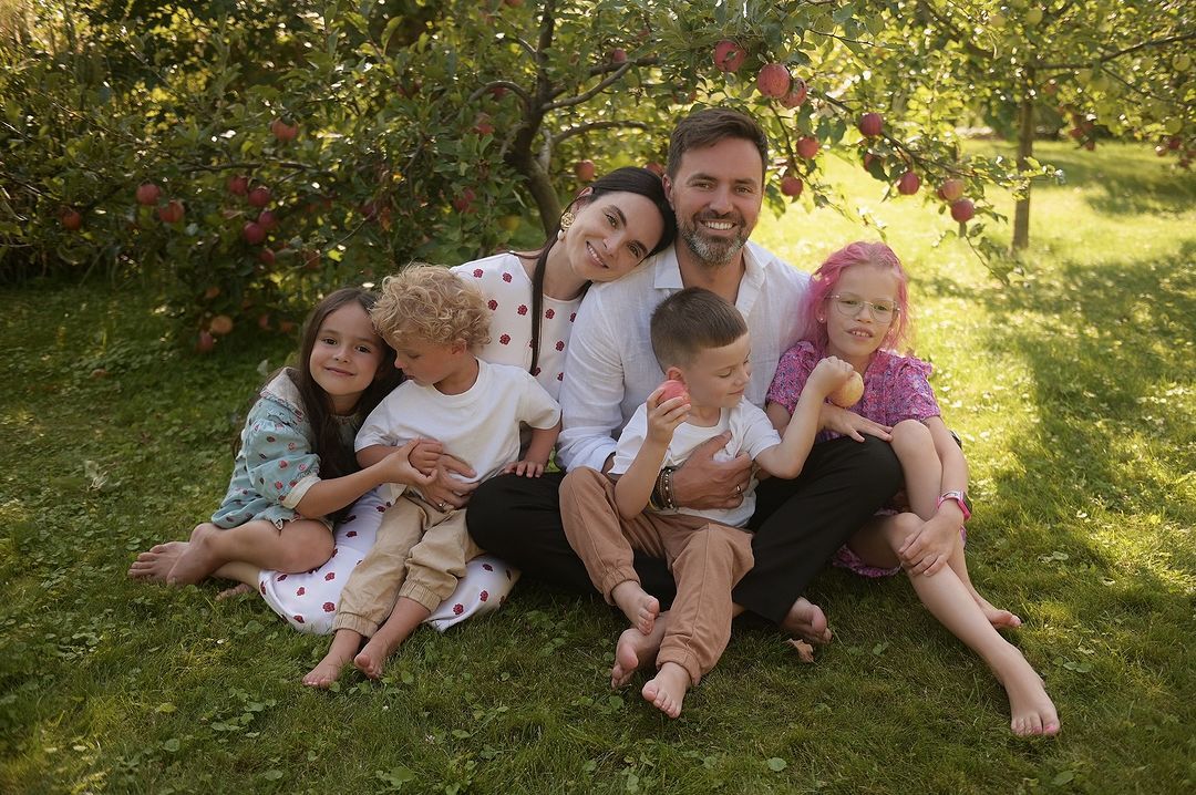 Безумовна любов: Мірошниченки зачарували теплою сімейною фотосесією з рідними і названими дітьми - 638962 Безумовна любов: Мірошниченки зачарували теплою сімейною фотосесією з рідними і названими дітьми - фото 638962
