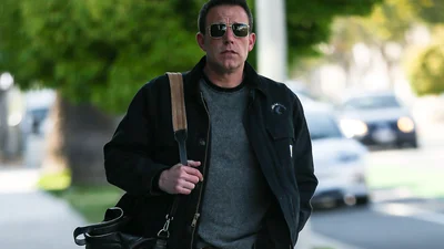 Дружеский поцелуй: Бена Аффлека сфотографировали с женой Мэтта Дэймона