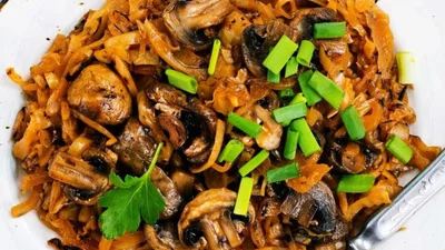 Щоб м’ясо не сумувало без гарніру: смажена капуста з грибами
