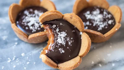 На грани гастрооргазма: тарталетки с соленой карамелью, арахисом и шоколадным ганашем