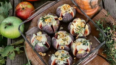 Подойдет под вино и сидр: быстрая закуска с инжиром и сыром, которая удивит всех