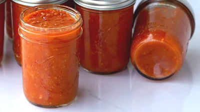 Такой ты еще не пробовала: вкусная аджика с помидорами и яблоками