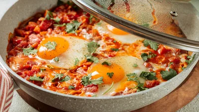 В два раза вкуснее яичницы: приготовь шакшуку на завтрак