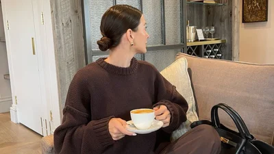 10 стильных образов в шоколадном цвете, которые стоит скопировать