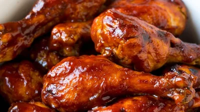Ці курячі гомілки у соусі барбекю надовго стануть зірками твого меню