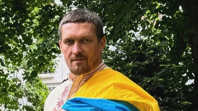 Після історії з арештом в аеропорту, Усик приїхав на бій Джошуа – Дюбуа до Лондона