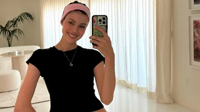 Никола Пельц шокировала фанатов, покрасив свою собаку в яркий цвет - фото