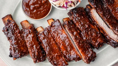 Запеченные свиные ребрышки – секрет вкуса в маринаде