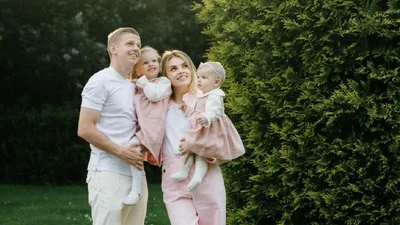 Влада Зінченко поділилась кадрами нової сімейної фотосесії: чарівні моменти з чоловіком та дітьми