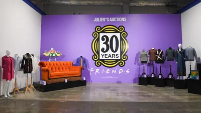 Светр Меттью Перрі та культовий диван: на аукціоні продали речі "Друзів"