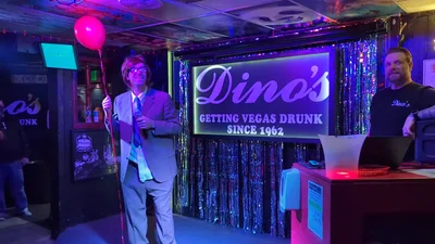 Солист Coldplay Крис Мартин спел в караоке под видом туриста