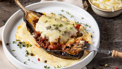 Замість піци: спробуй баклажанові "човники" з сосисками та сиром