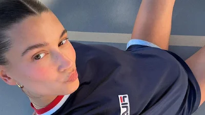 В темно-синем цвете: Хейли Бибер показала самый стильный осенний оттенок маникюра