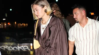 Джиджи Хадид надела пальто трендового цвета, который звезды выбирают вместо черного