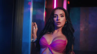 "Мне не нравится Аня Тринчер": девушка известного певца рассказала о неприязни к артистке