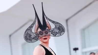 Настоящая Харли Квинн: неузнаваемая Леди Гага в причудливом парике швыряла в зрителей попкорном