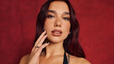 Выбор знаменитости: Дуа Липа покрасила волосы в самый вкусный оттенок этой осени