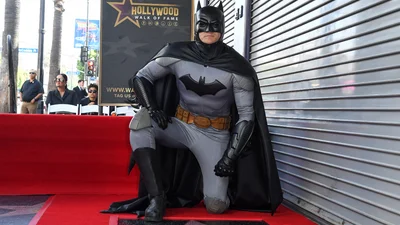 Впервые в истории: на Аллее славы в Голливуде появилась звезда супергероя – Бэтмен пришел лично